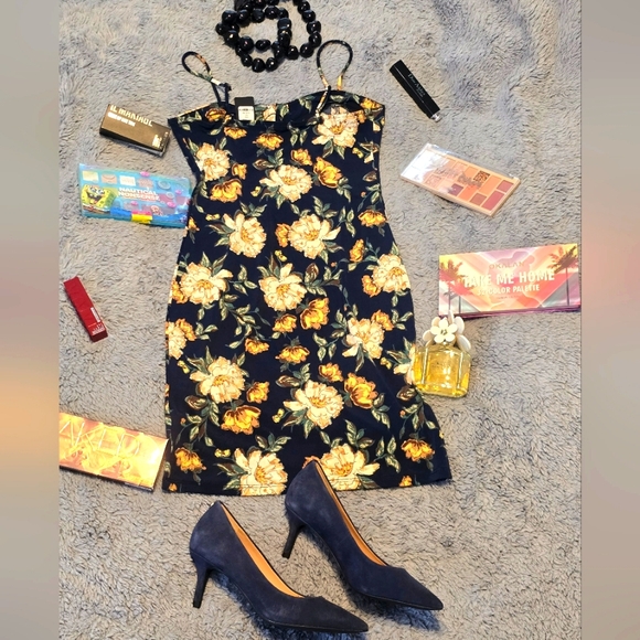 Beautiful floral dress make you look Gorgeous ❤️ Size M Medium New with tag. - Picture 3 of 6